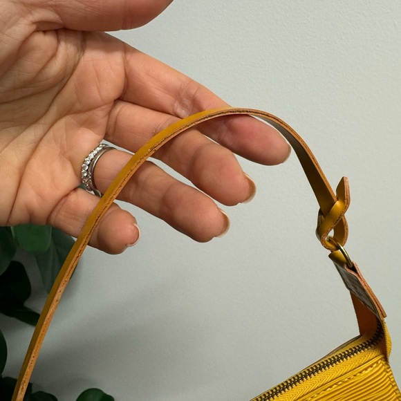 JR10193 Louis Vuitton Epi Pochette Tassil Yellow Leather Preowned Authentic Gold - Picture 5 of 6